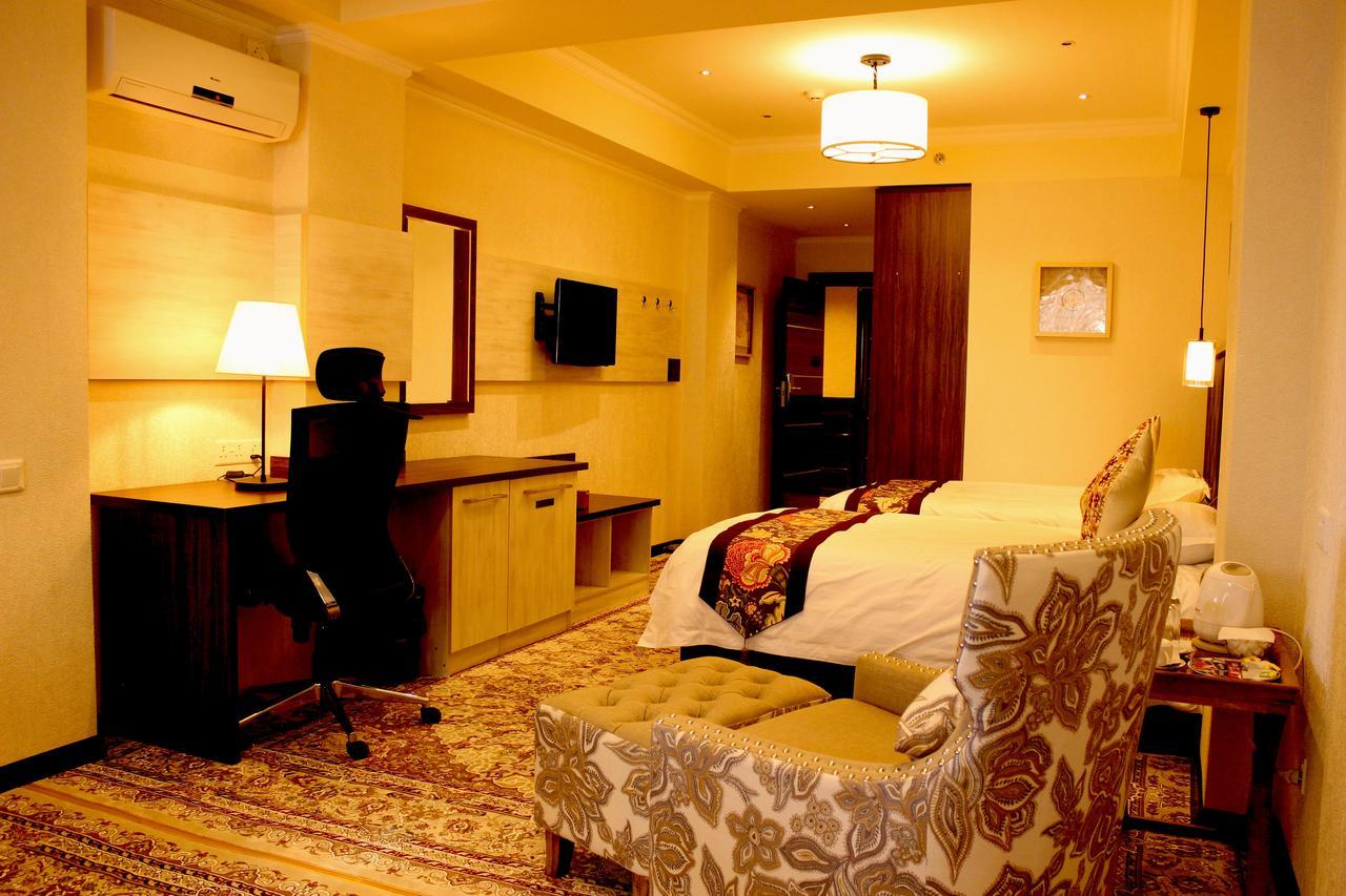 Hotel Atlas Dushanbe Bagian luar foto